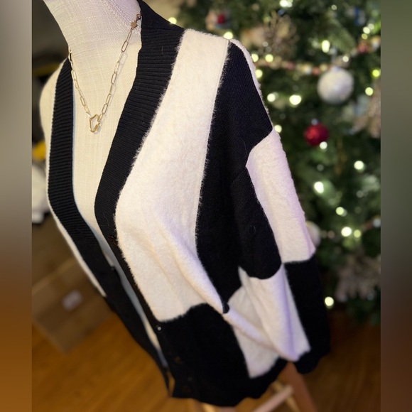 ☃️BOGO50%☃️ 🆕🖤EESOME: Large Checkered Woven Button Front Cardigan SIZE S/M - Picture 4 of 14